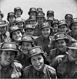 Personnel non identifié de la Canadian Women’s Army Corps, au Centre d’entraînement de base no 3 de Kitchener, en Ontario.