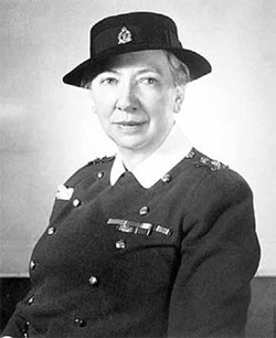 Infirmière pendant les deux guerres mondiales, Elizabeth Smellie fut la première femme à devenir colonel dans l’armée canadienne.