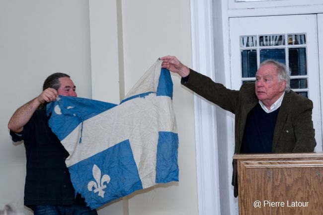 Pierre J. Hébert, se dit désolé de voir l’état lamentable dans lequel sont laissés les drapeaux du Québec dans les cours d’écoles de la région.