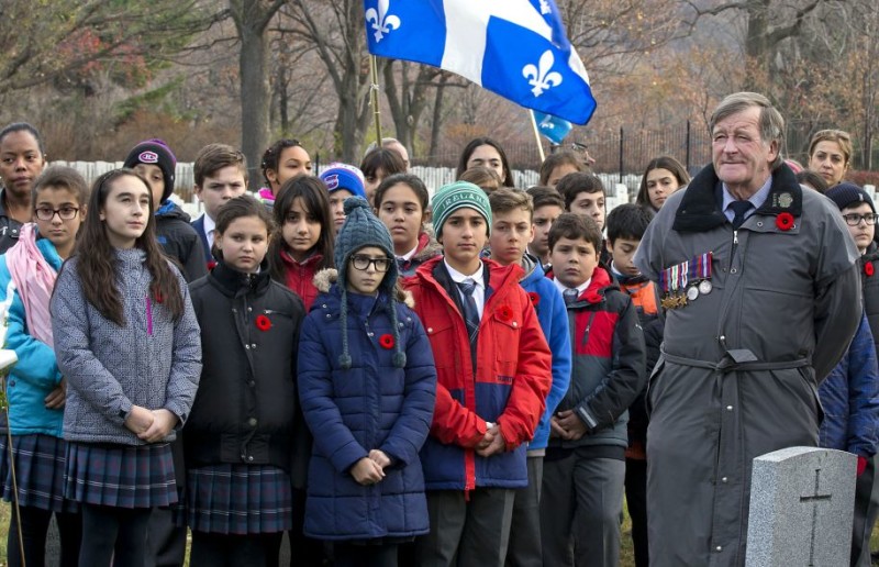 Des élèves de l’école Socrates-Démosthène ont assisté à la cérémonie du 11 novembre au cénotaphe militaire du cimetière Notre-Dame-des-Neiges, à Montréal, en présence de vétérans.