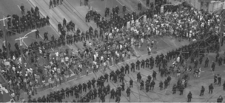Juin 2010 : La police encercle des centaines de manifestants